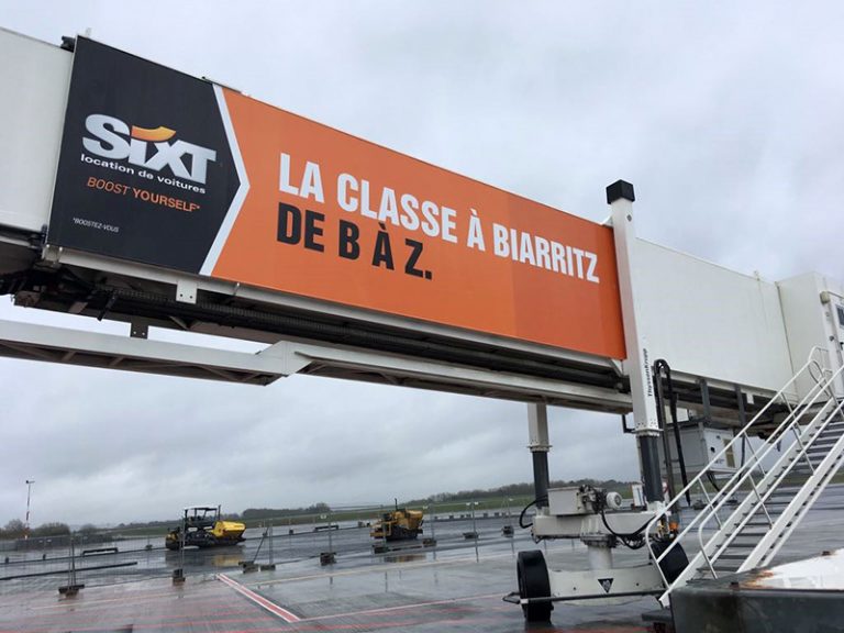 SIXT-PASSERELLES-AEROPORT-BIARRITZ-AZTARNA-IMPRESSION-NUMERIQUE-ADHESIF